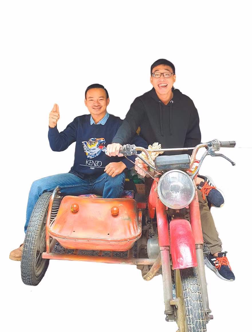 Ông chủ quán tái chế (bên trái)