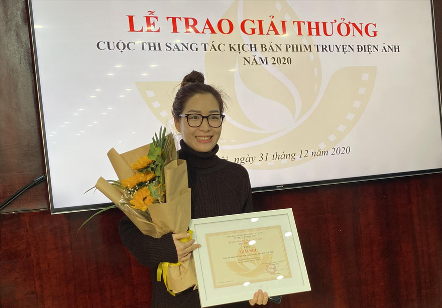 Tác giả Nguyễn Thị Mai Phương, giải Nhì với kịch bản “Thiên Mạc hùng ca”. Ảnh: Kỳ Sơn 