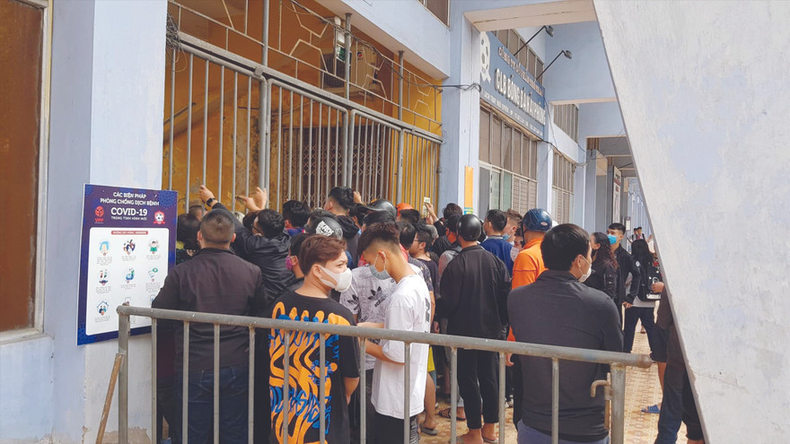  Lạch Tray sốt vé ở trận đấu giữa Hải Phòng và CLB Hà Nội ảnh: Viên Viên 