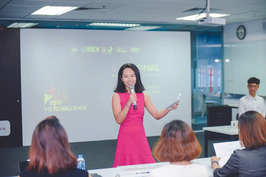 Jasmine Nguyễn phát biểu tại cuộc thi lập trình AngelHack VN 2019. Ảnh: Nam Sơn 