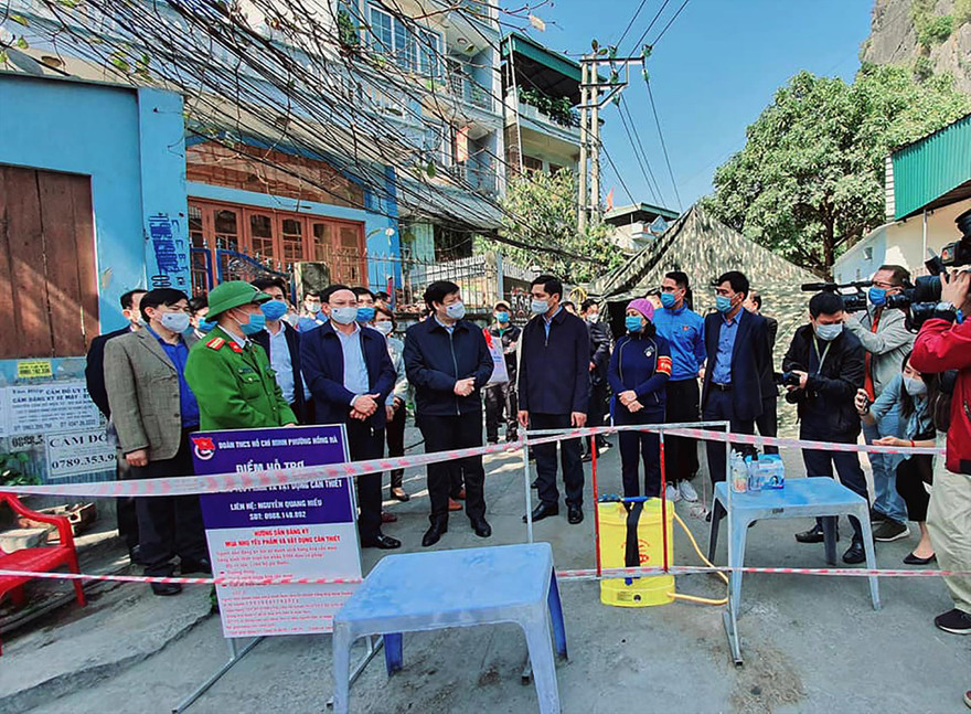 Bộ trưởng Bộ Y tế Nguyễn Thanh Long thăm nhân viên y tế và người dân vùng dịch 