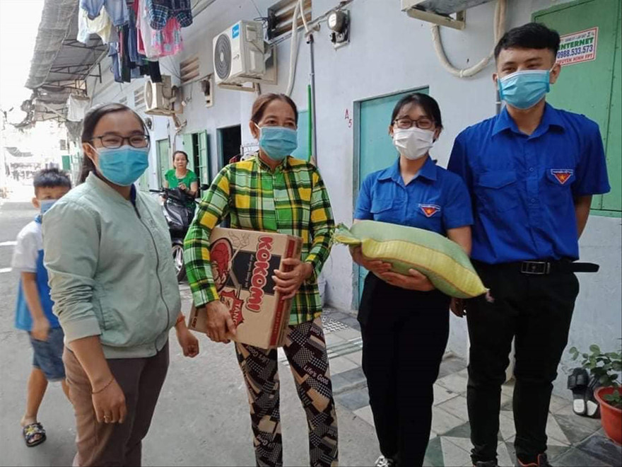  Tặng quà cho công nhân tại phòng trọ ở Bình Dương. Ảnh: H.C