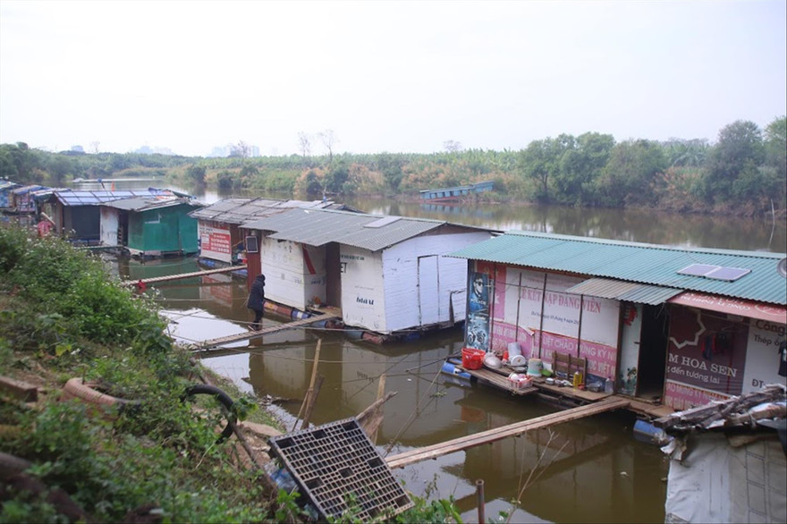 Khu nhà nổi ở bãi giữa sông Hồng. Ảnh: Duy Phạm 