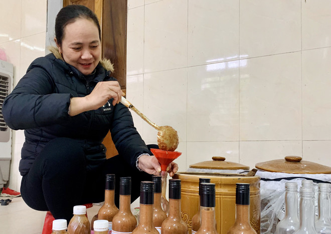 Chị Hoa Thị Thủy đóng gói sản phẩm cho khách hàng 