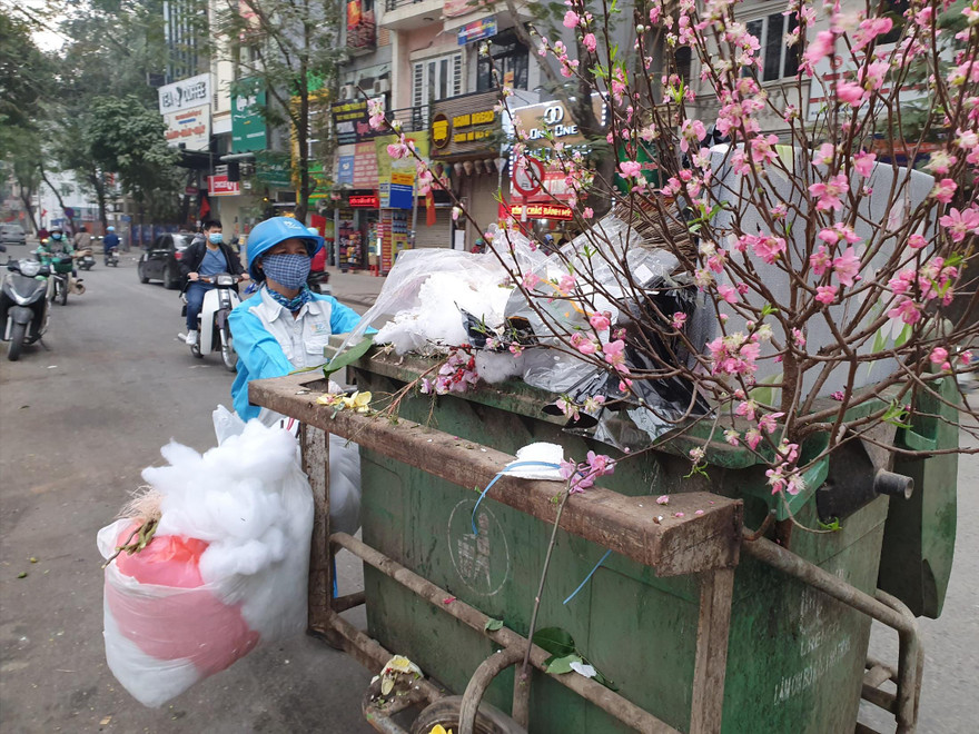 Công nhân môi trường chật vật dọn rác ngày cuối năm. (Ảnh chụp tại phố Khương Trung và phố Chùa Láng, Hà Nội) 