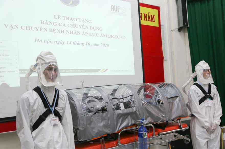 Sản phẩm cáng áp lực âm của nhóm nghiên cứu do PGS.TS Phan Trung Nghĩa đứng đầu được trao tặng cho Bệnh viện Bạch Mai Ảnh: Duy Thành 