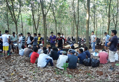 Cảnh sát cải trang bắt hàng chục thanh niên tại sòng bạc. Ảnh: Xuân Thắng/VnExpress