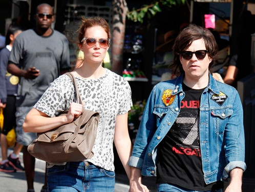 Cặp đôi chênh lệch 10 tuổi đã "đường ai nấy đi". Ảnh: Just Jared.