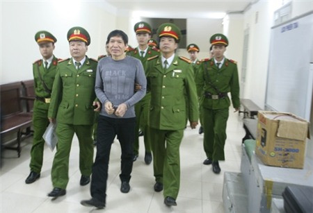 Bị cáo Dương Tự Trọng khi dẫn giải ra xe thùng về trại tạm giam. Ảnh: Internet