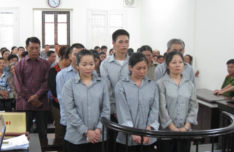 Nhóm cát tặc trong phiên xử