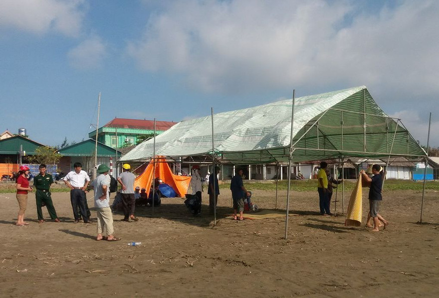 Người thân dựng rạp để tổ chức tìm kiếm chị Nam.