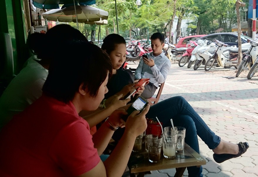 Hầu hết thanh niên trẻ hiện nay đều dùng điện thoại để lướt mạng xã hội (ảnh minh họa) Ảnh: Nhật Minh