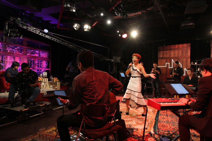 Hà Trần thoải mái hát và giao lưu “như ở nhà” Ảnh: Nguyễn Mạnh Hà 