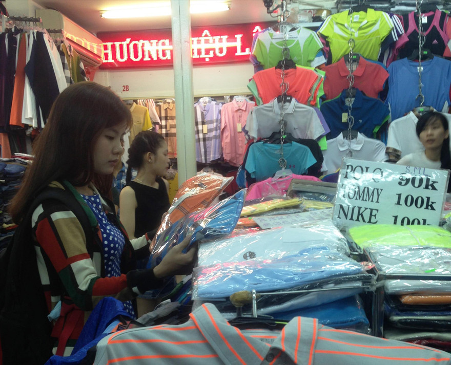 Người tiêu dùng dễ dàng mua “hàng hiệu, giá bèo” tại nhiều TTTM lớn ở TPHCM 