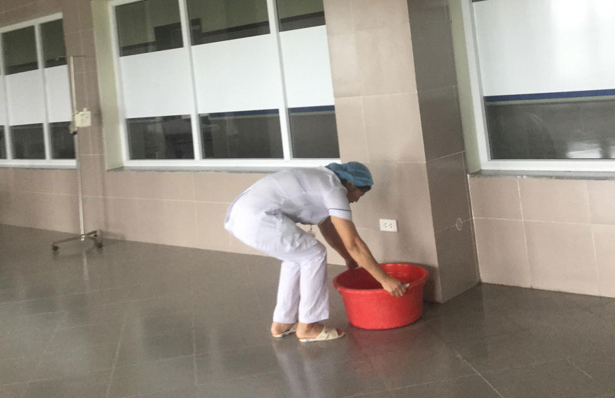 Mảng tường rơi rụng, nước rỉ chảy ngày đêm Ảnh: Duy Chiến