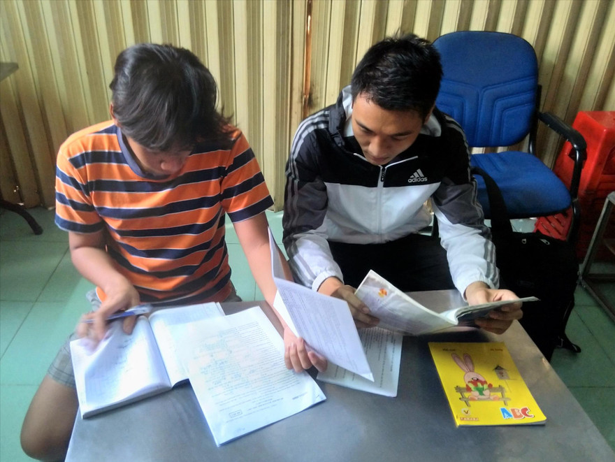 Công Tâm (bìa phải) trong buổi dạy thêm 