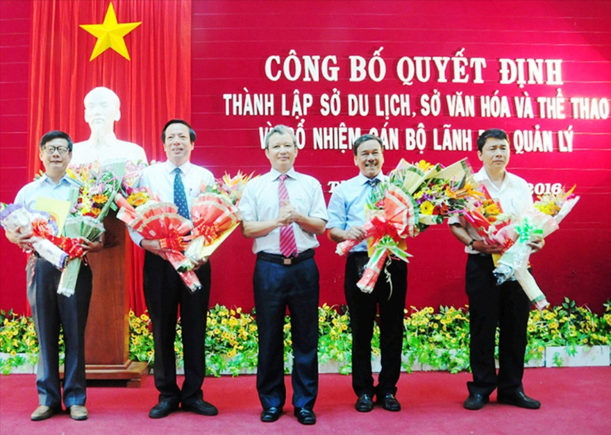 Ông Lê Hữu Minh (thứ hai từ phải qua) được phân công làm Phó giám đốc phụ trách, rồi quyền Giám đốc Sở Du lịch TT-Huế từ khi cơ quan này được thành lập năm 2016Ảnh: N.V