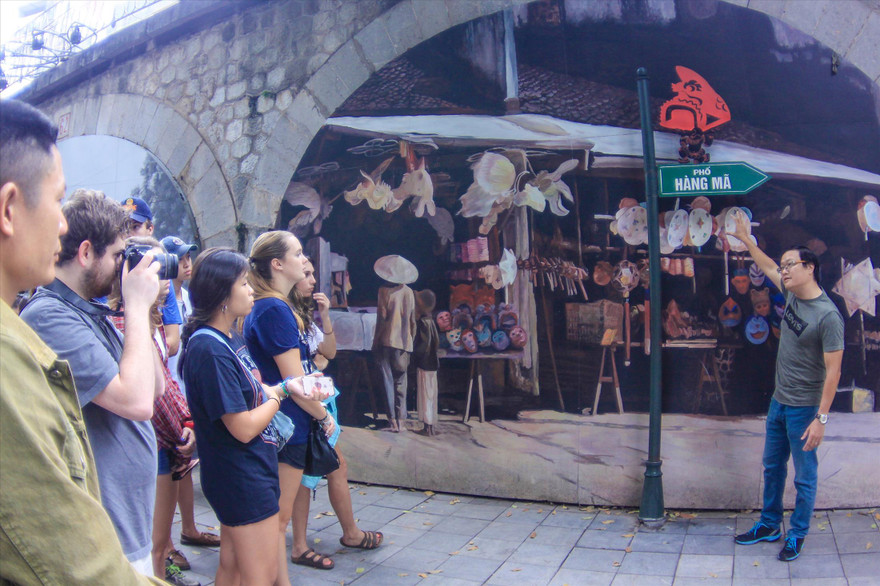 Họa sĩ Nguyễn Thế Sơn kể chuyện Hà Nội cho những du khách đặc biệtẢnh: DUY PHẠM 