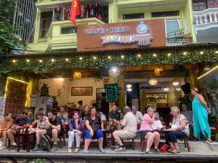 Thư giãn ngồi đợi tàu, trong cái quán tên là “Sân Ga” . ẢNH: NGỌC TÚ