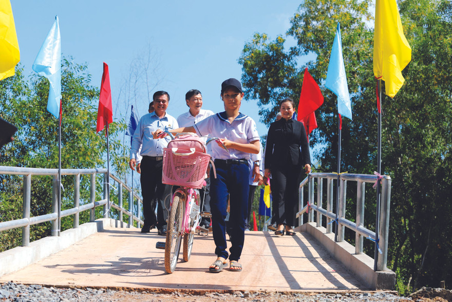  Những em học sinh giờ có thể đến trường không vất vả như trước