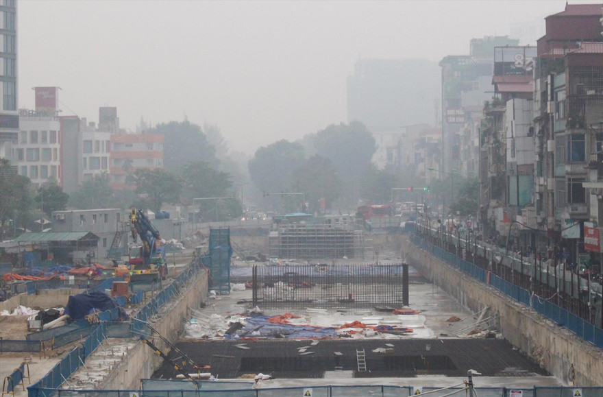 Công trường thi công trên đường Hà Nội gây bụi mù mịt