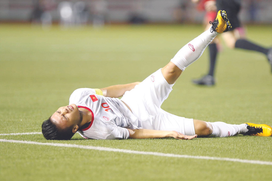 Quang Hải đau đớn sau pha va chạm với Irfan ảnh: HỮU PHẠM