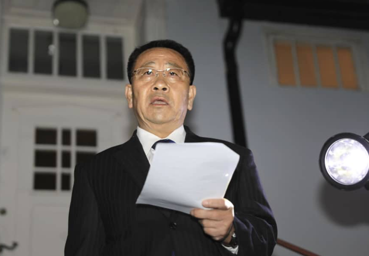 Trưởng đoàn đàm phán Triều Tiên Kim Miyong Gil phát biểu với báo chí trước Đại sứ quán Triều Tiên ở Stockholm hôm 5/10. Ảnh: Yonhap