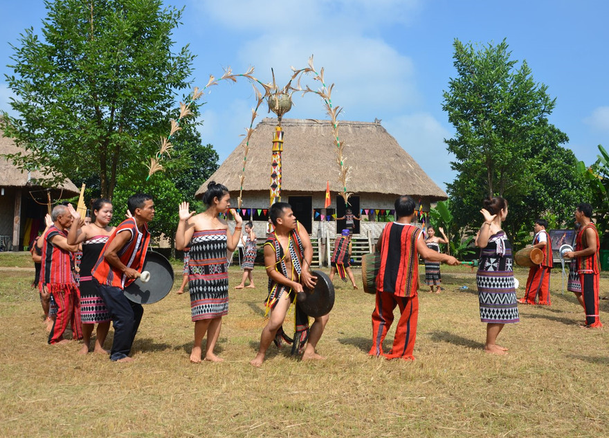 Hoạt động tại Làng Văn hóa - Du lịch các dân tộc Việt Nam chưa thu hút được nhiều du khách. Ảnh: Ngọc Châu