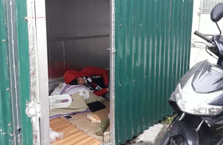 Chị Hoa và con phải sống tạm trong một nhà quây tôn sau khi bị cưỡng chế