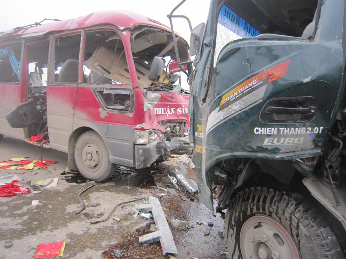 Cú đâm mạnh khiến phần đầu 2 chiếc xe nát bét