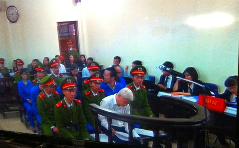 Bầu Kiên tiếp tục tranh thủ nghiên cứu tài liệu tại tòa