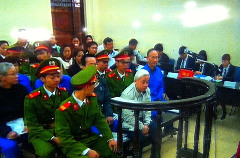 Bị cáo Kiên được tòa điều kiện trình bày đơn chống án tại tòa.