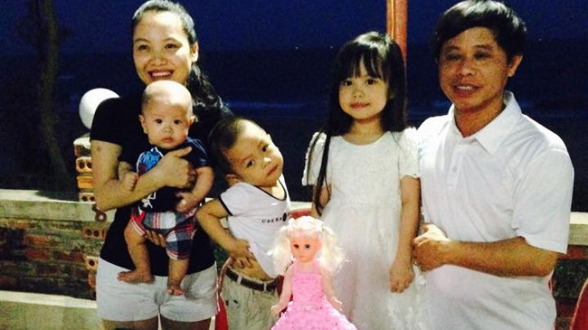 Giám đốc Nguyễn Đàm Văn cùng vợ con