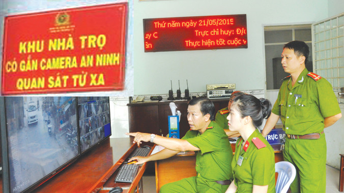 Hình ảnh từ camera giám sát được truyền về trung tâm để cán bộ trực theo dõi, xử lý. Ảnh nhỏ: Biển báo khu nhà trọ được lắp camera an ninh. Ảnh: Việt Văn