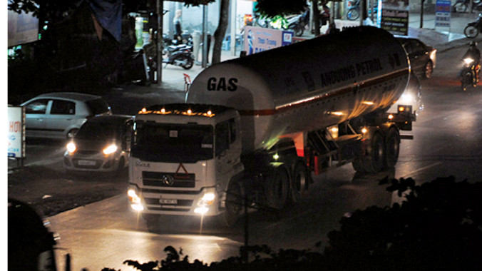 Chiếc xe vừa bị rút ruột xăng dầu di dời khỏi bãi.