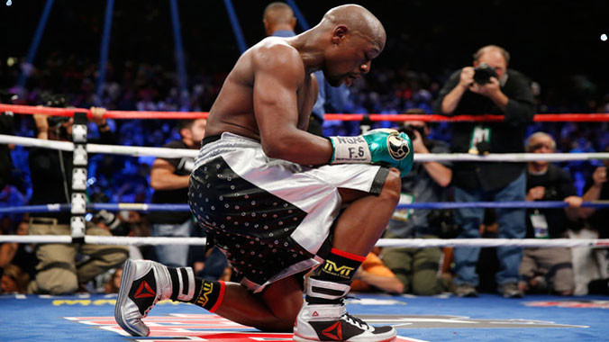 Mayweather quỳ xuống sân ăn mừng chiến thắng thứ 49 trong sự nghiệp thi đấu lừng lẫy của mình. Ảnh: GETTY IMAGES
