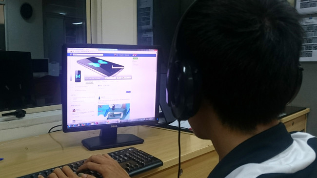 Giới trẻ “ném đá hội đồng” nhiều khi cho vui, theo đám đông. Ảnh: Như Ý