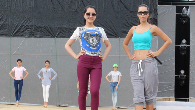 Siêu mẫu Hà Anh (phải) hướng dẫn thí sinh tạo dáng