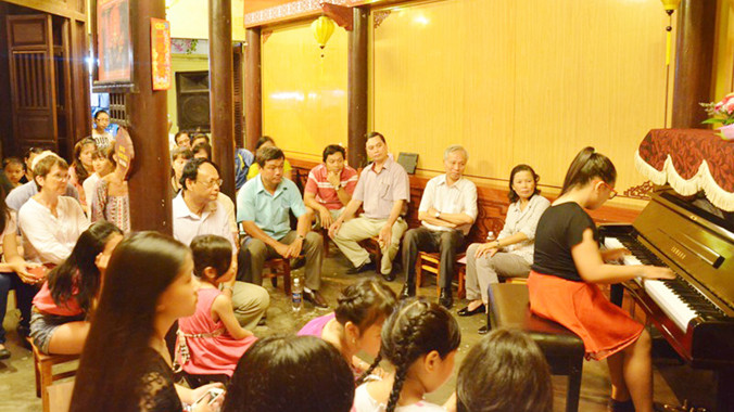 Một buổi biểu diễn Cung đàn tuổi thơ của học sinh Hội An chào đón du khách