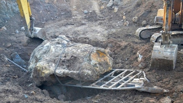 Hòn đá bán quý nặng 27 tấn.