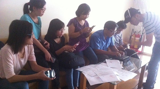 Đến cuối giờ chiều 5/6, phóng viên nhiều báo đài vẫn chưa có thẻ tác nghiệp tại sân bay Tân Sơn Nhất. Ảnh: Quốc Ngọc