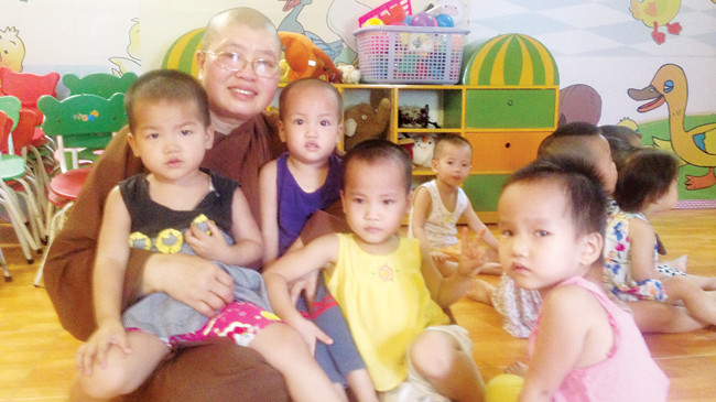 Nhà sư Đàm Lan và những đứa bé mồ côi ở chùa Bồ Đề