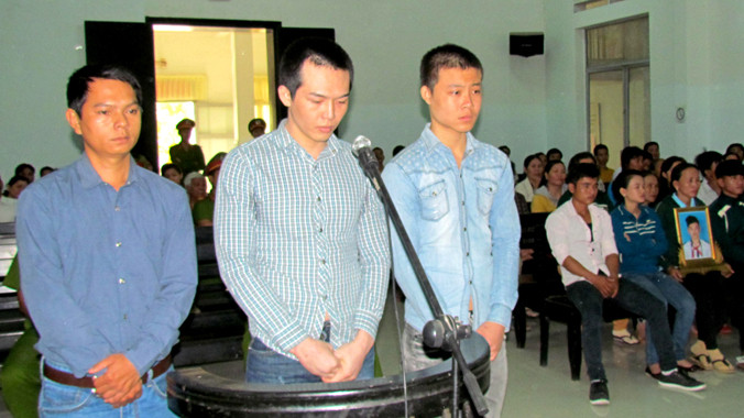 Các bị cáo Tâm, Phát, Khỏe (từ trái qua)