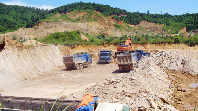 Đồi núi tan hoang vì khai thác đất. Ảnh: N.C