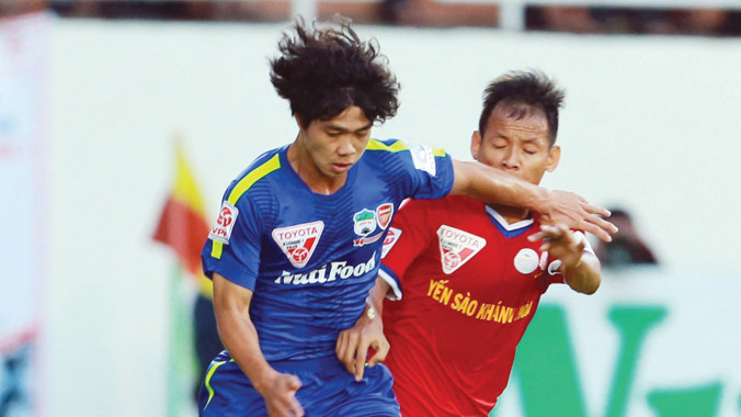 Công Phượng (trái) có vượt qua được sức ép tâm lý để kiếm điểm tại chảo lửa Lạch Tray chiều nay? Ảnh: VSI