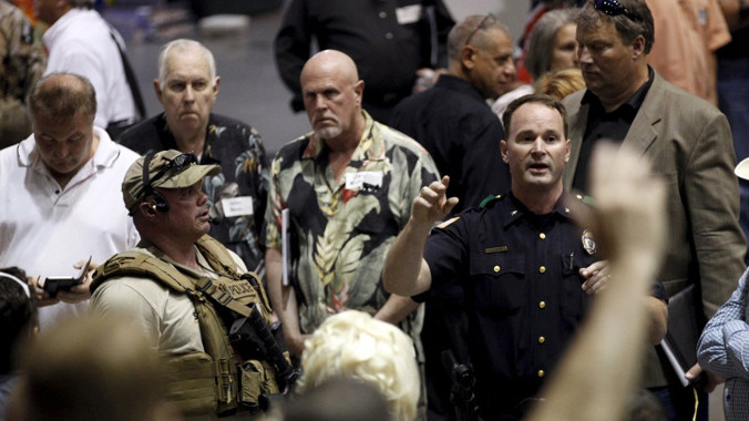 Cảnh sát phong tỏa và canh gác xung quanh hiện trường vụ tấn công tại Texas. Ảnh: AP