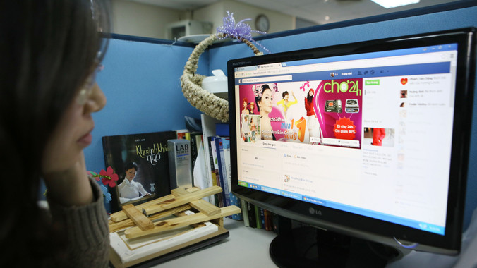 Việc mua bán hàng hóa, quà Tết trên mạng rất sôi động. Ảnh: Như Ý