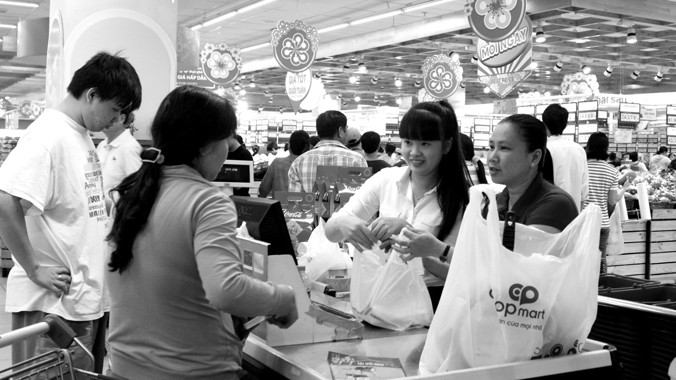 Đông đảo khách hàng sử dụng dịch vụ đặt và giao quà Tết cho người thân của Co.opmart 