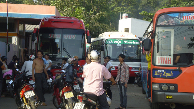 Bến “cóc” tại cây xăng Sài Gòn Nhỏ (Quốc lộ 1, quận Thủ Đức, TPHCM). Ảnh: LT