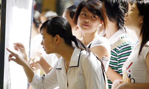 Học sinh tra cứu điểm thi. Ảnh minh họa.